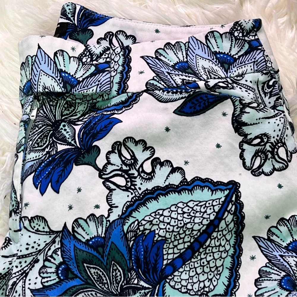 Ann Taylor Curvy Petite Capri Pants 6P Blue White Floral Print Stretch Cotton - Picture 4 of 8